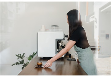 Oploskoffie, koffiezetapparaat mee of elke dag dure koffie halen?